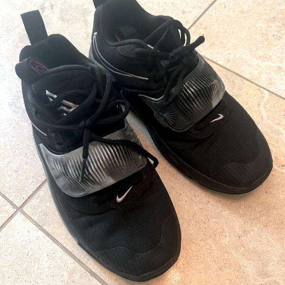 Nike Other - Nike Freak basketball shoes - boys 6.5M - excellent condition